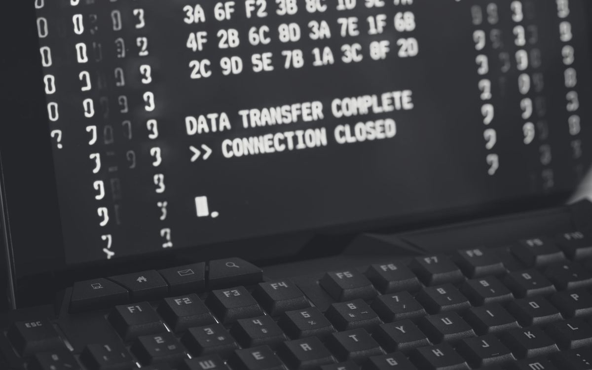 Tela de notebook exibindo dados hexadecimais e a mensagem 'data transfer complete, connection closed'